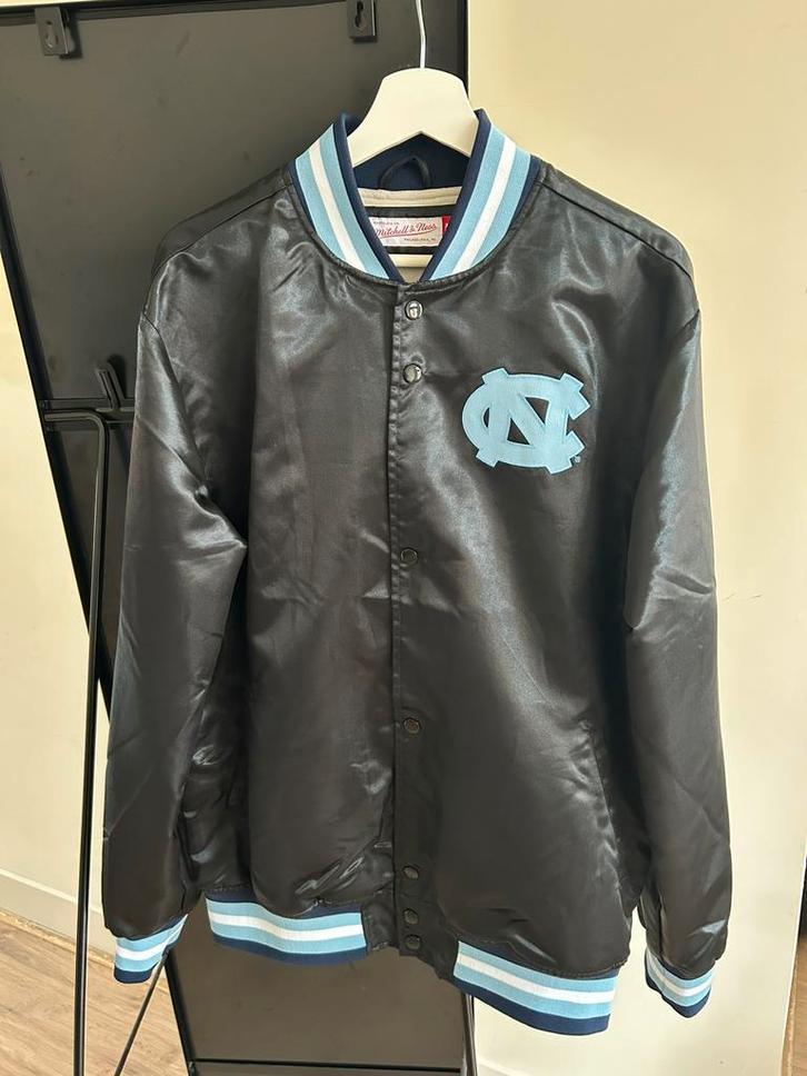 Mitchell & Ness UNC Tar Heels Satin Jacket – Size M, Kleding | Heren, Jassen | Zomer, Zo goed als nieuw, Maat 48/50 (M), Zwart