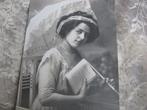 Antieke Kaart - Dame met Boek & Parasol, Verzenden, Voor 1920, Ongelopen, Overige thema's
