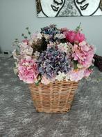 Prachtige mand met kunstbloemen., Ophalen