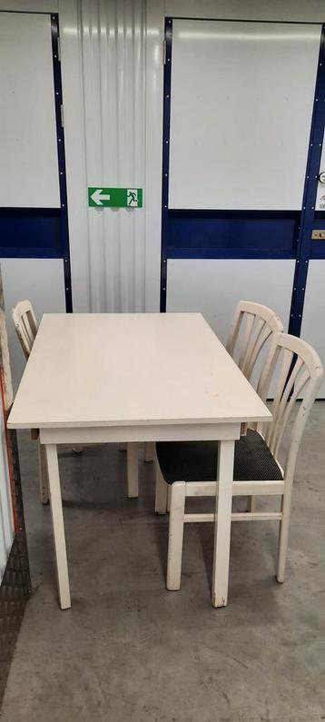 Witte Eettafel met Stoelen beschikbaar voor biedingen