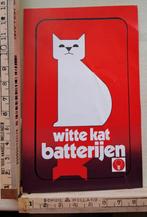 Vintage sticker Witte kat batterijen rode achtergrond, Ophalen of Verzenden, Zo goed als nieuw