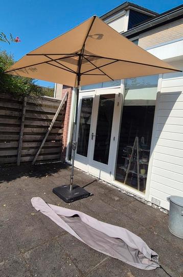 Parasol Madison inclusief hoes en zware voet beschikbaar voor biedingen