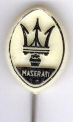 Maserati zwart op wit plastic auto speldje ( B_142 ), Verzamelen, Speldjes, Pins en Buttons, Transport, Speldje of Pin, Zo goed als nieuw
