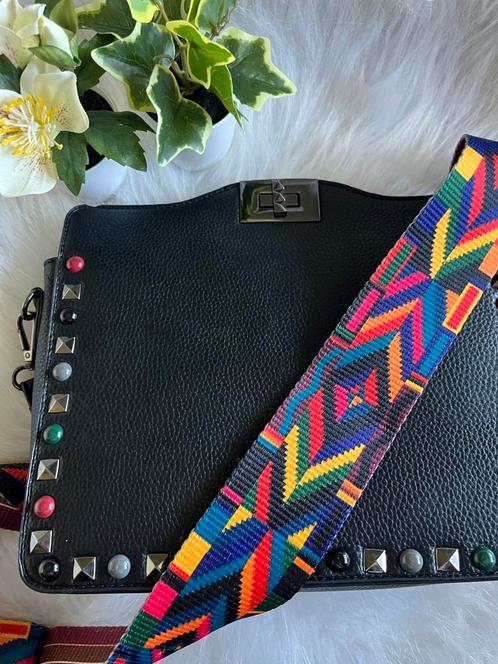 Mooie tas met studs en kleurrijke schouderband, Sieraden, Tassen en Uiterlijk, Tassen | Damestassen, Zo goed als nieuw, Schoudertasje