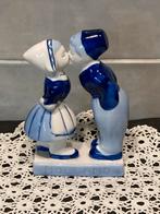 Delfts Blauw beeldje kussend paar (271125c), Verzamelen, Beelden en Beeldjes, Ophalen of Verzenden, Zo goed als nieuw, Mens