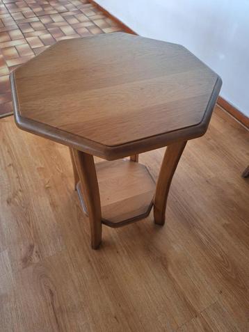 Bijzettafel beschikbaar voor biedingen