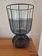 Zwart metalen windlicht Bob ophalen voor 13 nov, Huis en Inrichting, Woonaccessoires | Kandelaars en Kaarsen, 25 tot 50 cm, Zwart