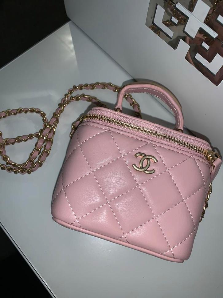 Lichtroze CC Coco Vanity Tasje - Nieuw!, Sieraden, Tassen en Uiterlijk, Tassen | Damestassen, Nieuw, Schoudertasje, Roze, Ophalen of Verzenden