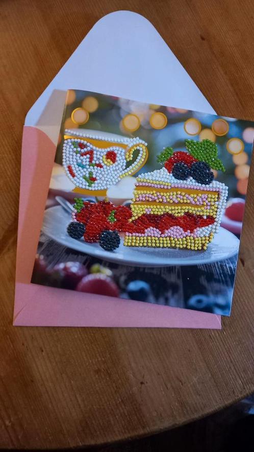 Kaart met envelop. Diamond painting. Gebakje., Hobby en Vrije tijd, Kaarten | Zelfgemaakt, Nieuw, Overige thema's, Ophalen of Verzenden