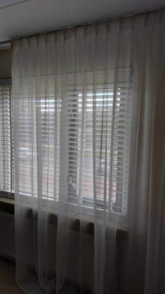 2 grote gebroken witte vitrage's, Huis en Inrichting, Stoffering | Gordijnen en Lamellen, Gebruikt, 200 cm of meer, 200 cm of meer