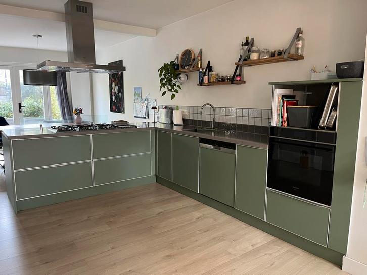 Hoekkeuken met bar, Huis en Inrichting, Keuken | Complete keukens, Gebruikt, Hoekkeuken, Groen, Kunststof, Ophalen