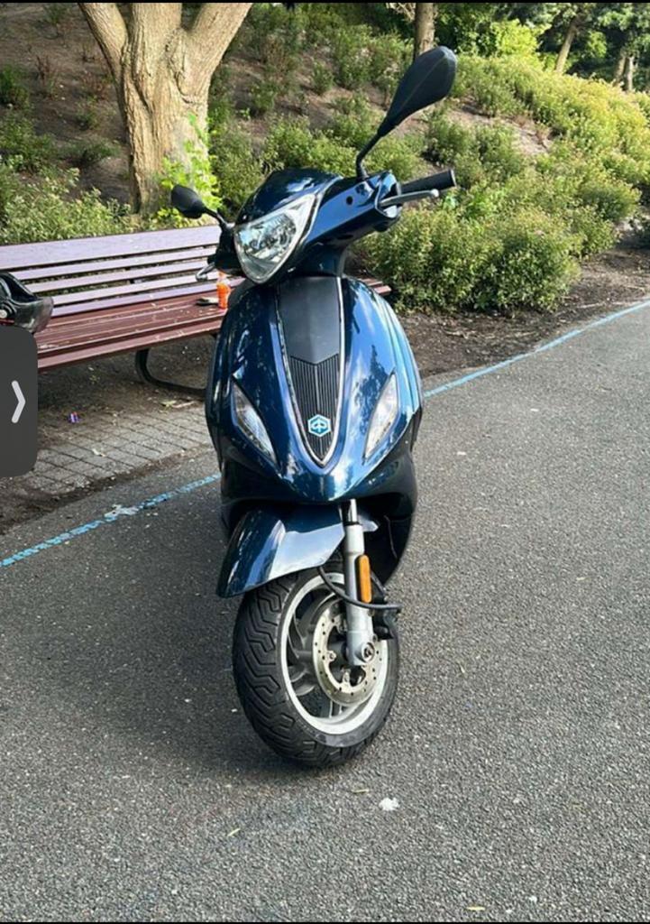 Piaggo new fly 2014, Fietsen en Brommers, Scooters | Piaggio, Zo goed als nieuw, Fly, Benzine, Ophalen of Verzenden