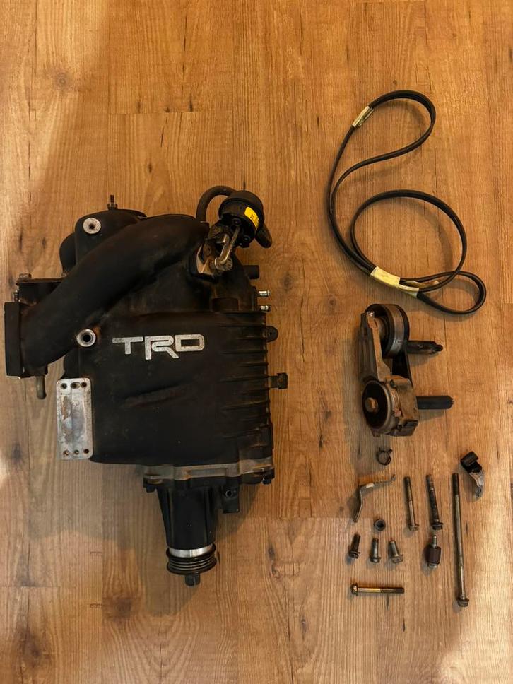 TRD Toyota Supercharger 5VZ (Toyota Racing Development), Auto diversen, Tuning en Styling, Ophalen of Verzenden