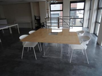 Vierkante tafel 160×160 beschikbaar voor biedingen