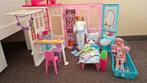 Barbie Huis Koffer met Accessoires en Barbies, Ophalen of Verzenden, Zo goed als nieuw, Barbie