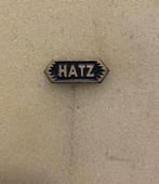 HATZ vrachtauto speldje, Verzamelen, Speldjes, Pins en Buttons, Ophalen of Verzenden, Gebruikt, Overige onderwerpen