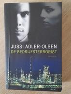 Jussi Adler-Olsen - De bedrijfsterrorist, Boeken, Thrillers, Gelezen, Jussi Adler-Olsen, Ophalen of Verzenden, Nederland