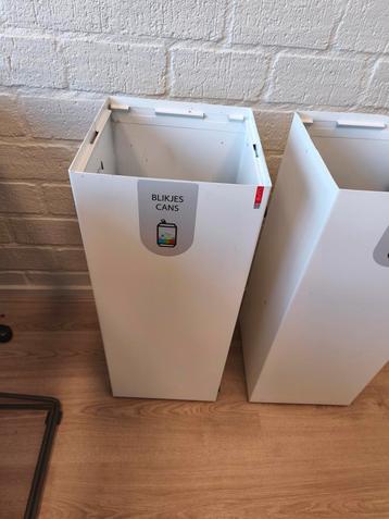Twee stevige metalen afvalbakken, voor blikjes beschikbaar voor biedingen