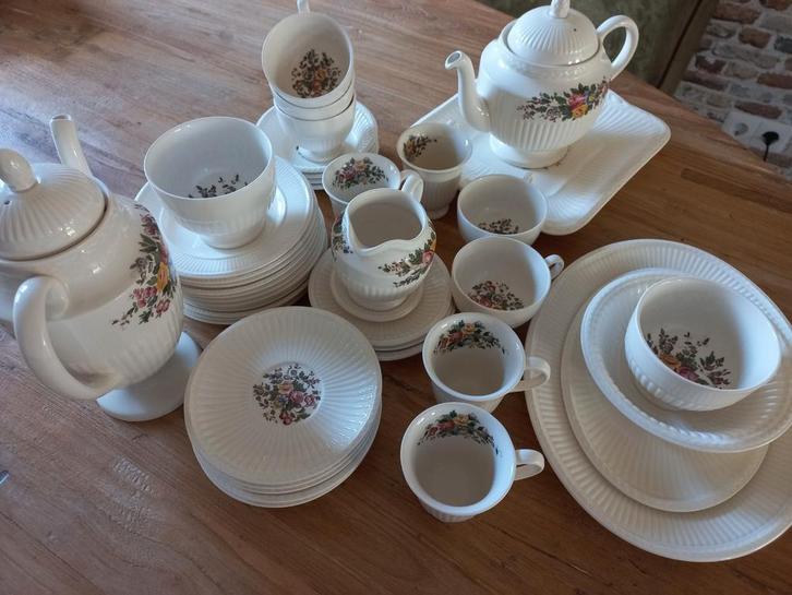 Prachtig Wedgwood Conway servies, 73 delig, Huis en Inrichting, Keuken | Servies, Zo goed als nieuw, Kop(pen) en/of Schotel(s)