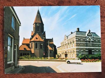 Montfoort R.K. Kerk met oude Citroën ( Eend )  beschikbaar voor biedingen