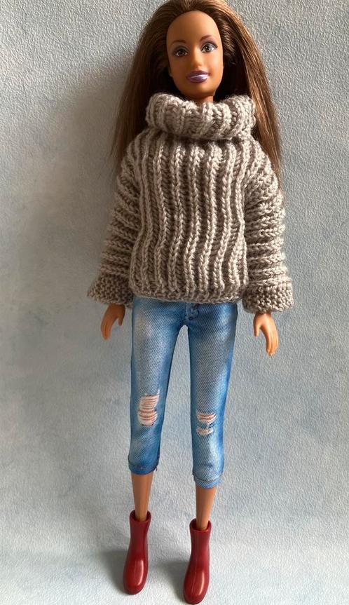 Gebreide barbie trui, Verzamelen, Poppen, Zo goed als nieuw, Kleertjes, Ophalen of Verzenden