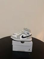Jordan 1 Mid Light Smoke Grey 36, Kleding | Dames, Schoenen, Nike Air Jordan, Nieuw, Ophalen of Verzenden, Sneakers of Gympen