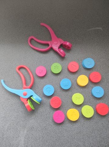 2 embossing tangen met 16 verschillende figuren  beschikbaar voor biedingen