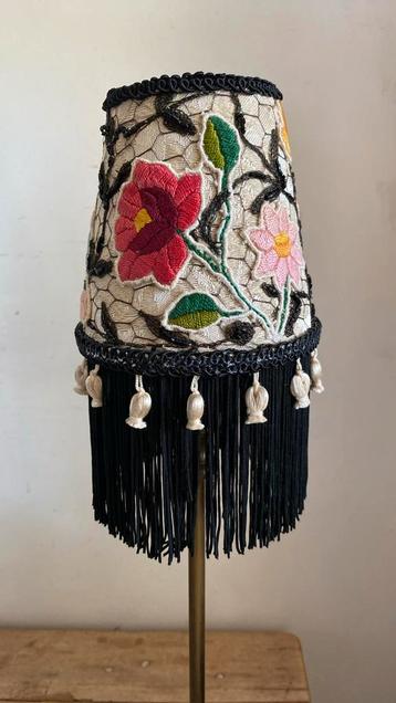 Gerestyled klein lampenkapje beschikbaar voor biedingen