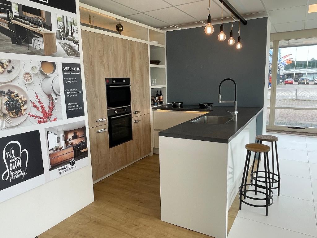 Showroomkeuken U-model wit/houtlook composiet blad TEAB, Huis en Inrichting, Keuken | Complete keukens, Ophalen, U-keuken, Wit