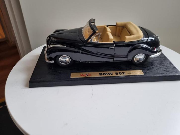 BMW 502 Cabriolet (1955) – Maisto schaalmodel met display, Hobby en Vrije tijd, Modelauto's | 1:18, Gebruikt, Auto, Maisto, Ophalen of Verzenden