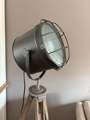 Prachtige vloerlamp in perfecte staat. Driepoot kruispoot beschikbaar voor biedingen