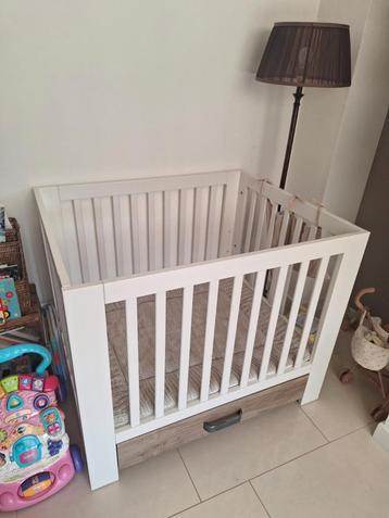 Mooie box incl. 2 boxkleden beschikbaar voor biedingen