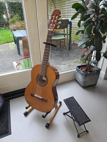 Complete gitaarset (1/2, voetsteun, stemmer, tas en stand) beschikbaar voor biedingen