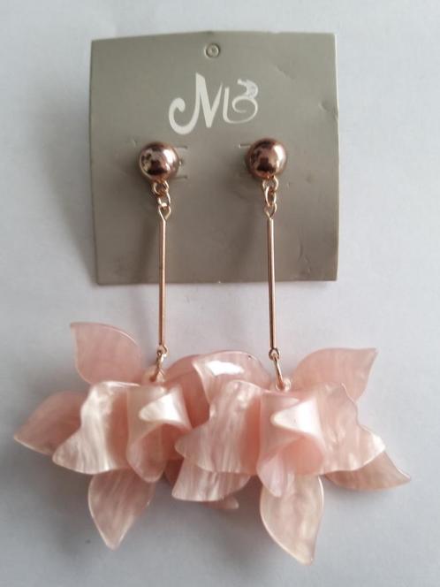 MB roze vintage-look lucite bloemen steker oorbellen, Sieraden, Tassen en Uiterlijk, Oorbellen, Nieuw, Knopjes of Stekers, Overige materialen