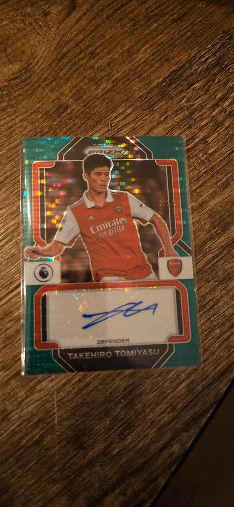 Tomiyasu Auto Green Pulsar Prizm 2022-23, Verzamelen, Sportartikelen en Voetbal, Zo goed als nieuw, Poster, Plaatje of Sticker