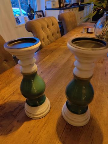 ZGAN 2 nieuwe oud groen witte kaarsen standaards

28 cm hoog beschikbaar voor biedingen