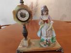 Antiek klokje met porseleinen figuur tafelklokje, Antiek en Kunst, Ophalen