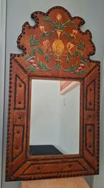 Antieke spaans spiegel hout bekleed met leer en beschilderd, Antiek en Kunst, Antiek | Spiegels, Ophalen, Rechthoekig, 50 tot 100 cm