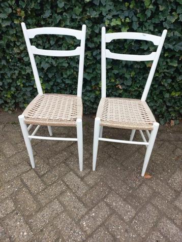 2 leuke lichtgewicht keukenstoelen  beschikbaar voor biedingen