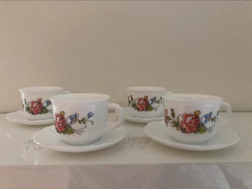 Arcopal France kop en schotel, bloemen print, set Provincial, Huis en Inrichting, Keuken | Servies, Zo goed als nieuw, Kop(pen) en/of Schotel(s)