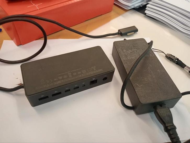 Origineel Microsoft Surface Docking Station + Adapter, Computers en Software, Dockingstations, Zo goed als nieuw, Docking station