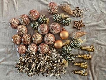 Panter print en gouden kerstballen etc beschikbaar voor biedingen