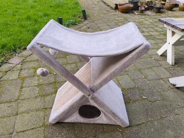 Katten huisje met krabpaal en speeltje beschikbaar voor biedingen