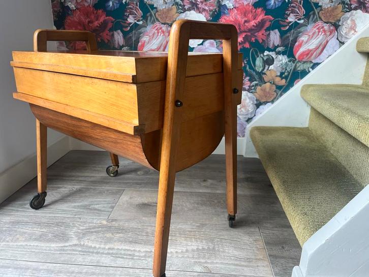 Vintage Houten Naaitafel op Wieltjes bijzettafel, Huis en Inrichting, Kasten | Dressoirs, Gebruikt, 50 tot 100 cm, 25 tot 50 cm