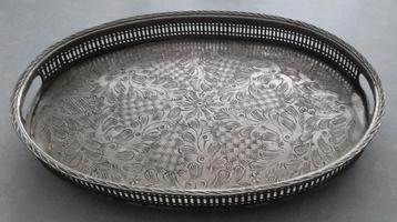 Prachtig bewerkt dienblad op pootjes beschikbaar voor biedingen