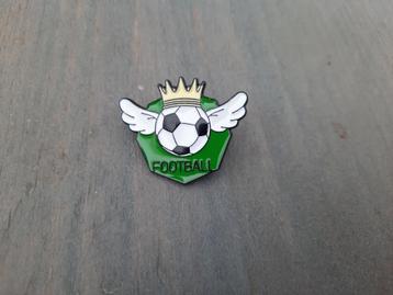 1 mooie voetbal pin bal met kroon en vleugels te koop beschikbaar voor biedingen