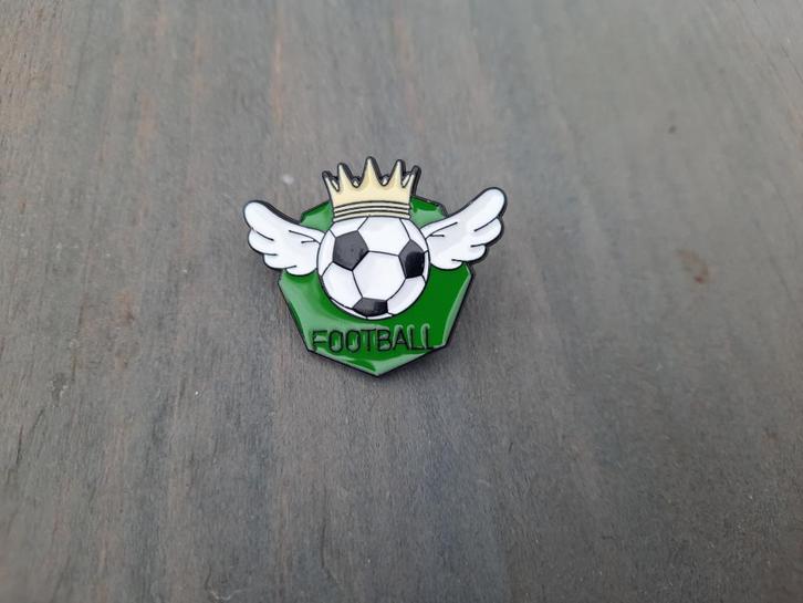 1 mooie voetbal pin bal met kroon en vleugels te koop, Verzamelen, Speldjes, Pins en Buttons, Nieuw, Speldje of Pin, Sport, Ophalen of Verzenden