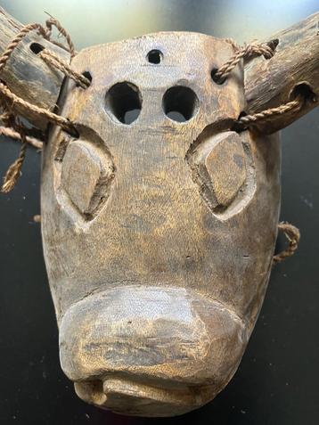 Antiek houten masker stier uit Guatemala beschikbaar voor biedingen