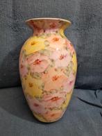 Handgeschilderde vaas met bloemmotief - 27 cm, Huis en Inrichting, Woonaccessoires | Vazen, Ophalen of Verzenden