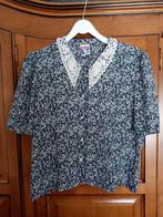Blauwe bloes met witte kraag en bloemetjes – nieuw!, Kleding | Dames, Ophalen of Verzenden, Nieuw, Maat 38/40 (M), Blauw
